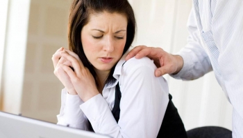 Saiba como denunciar assédio sexual no trabalho