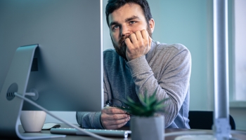 Solidão no trabalho: Estamos ignorando uma crise crescente em nosso meio?